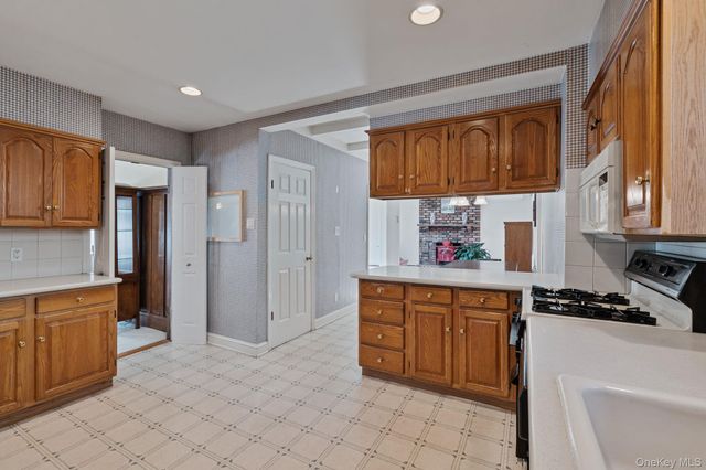 29 Summit Avenue, Lynbrook, NY 11563