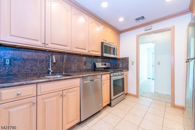 17 Morris Rd, West Orange Twp., NJ 07052