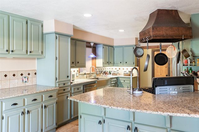 2501 LONE MAN MOUNTAIN RD, Wimberley, TX 78676