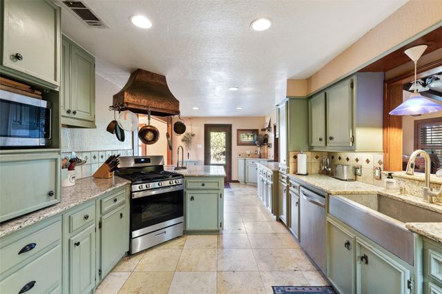2501 LONE MAN MOUNTAIN RD, Wimberley, TX 78676