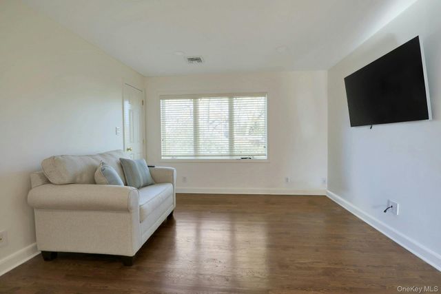 81 Round Hill Road, East Hills, NY 11577