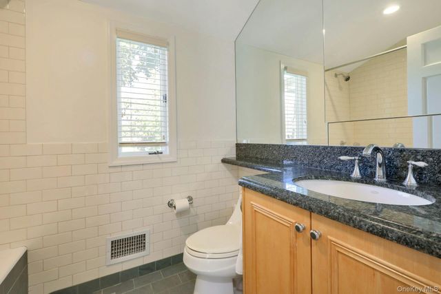 81 Round Hill Road, East Hills, NY 11577