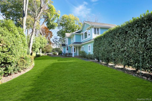 81 Round Hill Road, East Hills, NY 11577