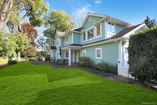 81 Round Hill Road, East Hills, NY 11577