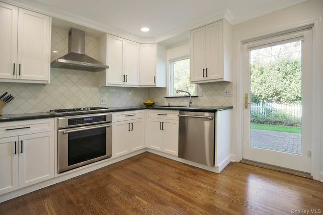 81 Round Hill Road, East Hills, NY 11577