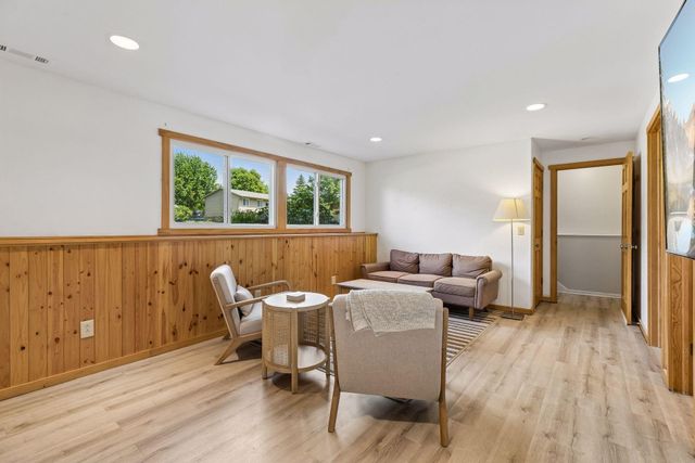 6919 Calgary Road, Woodbury, MN 55125