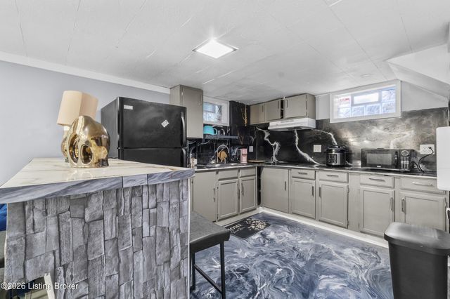 2202 Mary Catherine Dr, Louisville, KY 40216