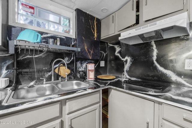 2202 Mary Catherine Dr, Louisville, KY 40216