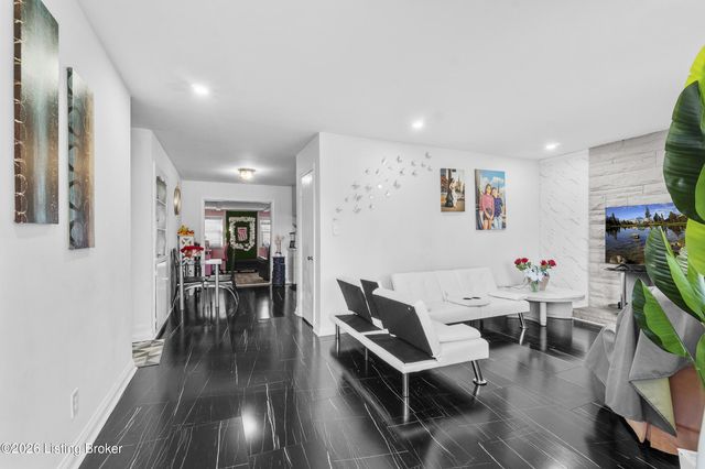 2202 Mary Catherine Dr, Louisville, KY 40216