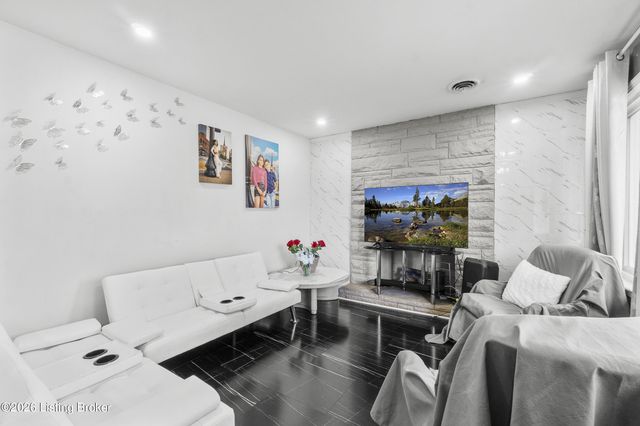 2202 Mary Catherine Dr, Louisville, KY 40216