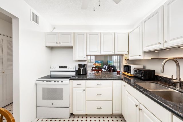 2682 S Garden Dr S 309, Lake Worth, FL 33461