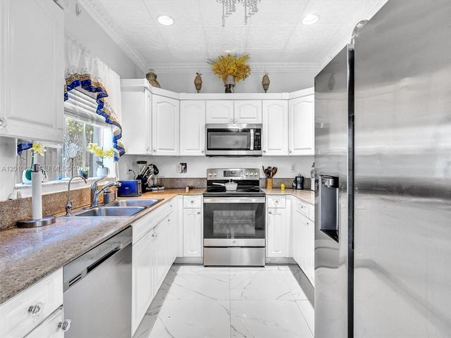 7659 N Stonecreek Circle, Davie, FL 33024