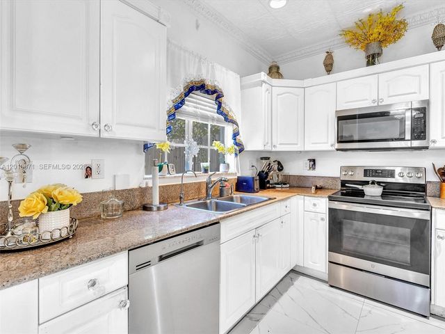 7659 N Stonecreek Circle, Davie, FL 33024