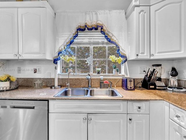7659 N Stonecreek Circle, Davie, FL 33024