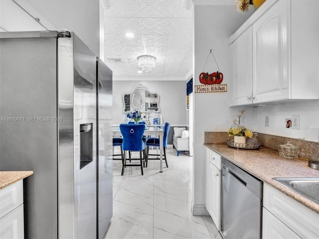 7659 N Stonecreek Circle, Davie, FL 33024