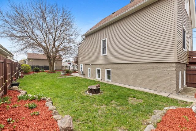 1637 Maple STREET, South Milwaukee, WI 53172