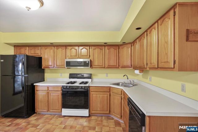 3 Brookside Heights 58, Wanaque, NJ 07465