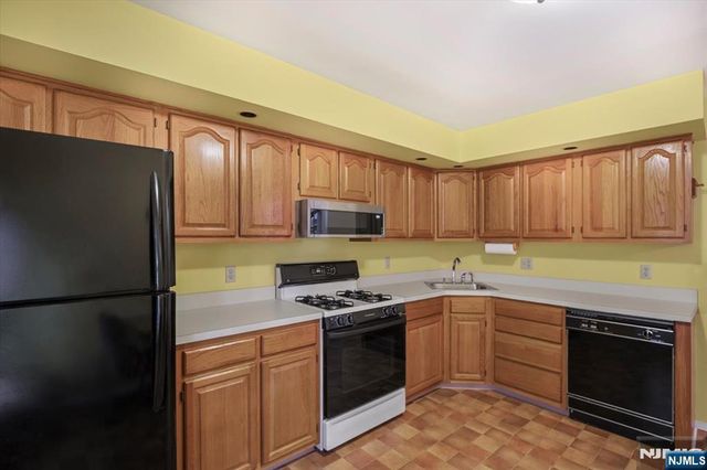 3 Brookside Heights 58, Wanaque, NJ 07465