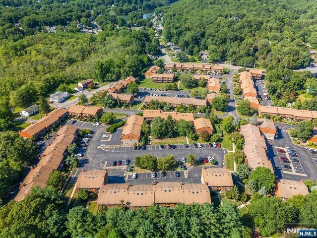 3 Brookside Heights 58, Wanaque, NJ 07465