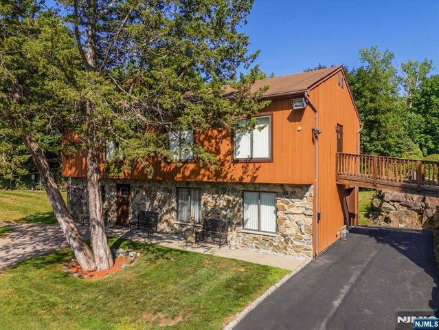 3 Brookside Heights 58, Wanaque, NJ 07465