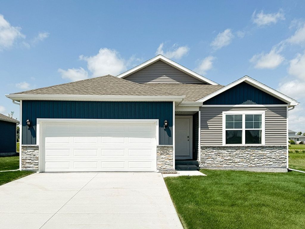 2794 Cecelia Drive, Hiawatha, IA 52233