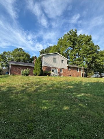 1652 Frew Mill Rd, Shenango Twp, PA 16101