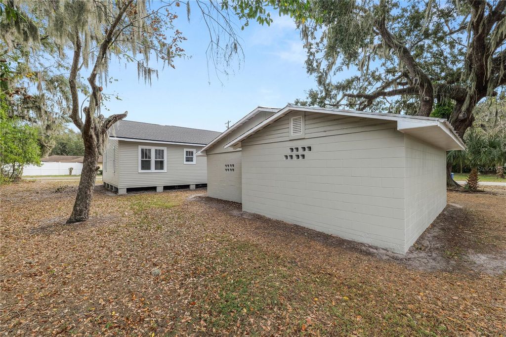 Image 28 of property listing at 26 S LANIER AVENUE, Fort Meade, FL 33841