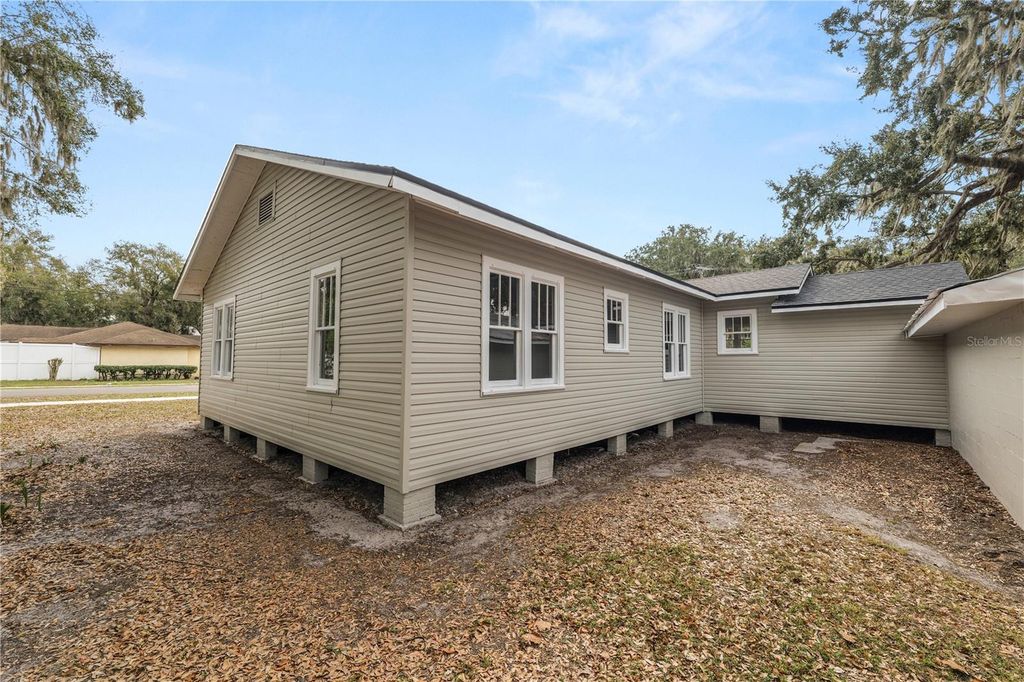 Image 30 of property listing at 26 S LANIER AVENUE, Fort Meade, FL 33841