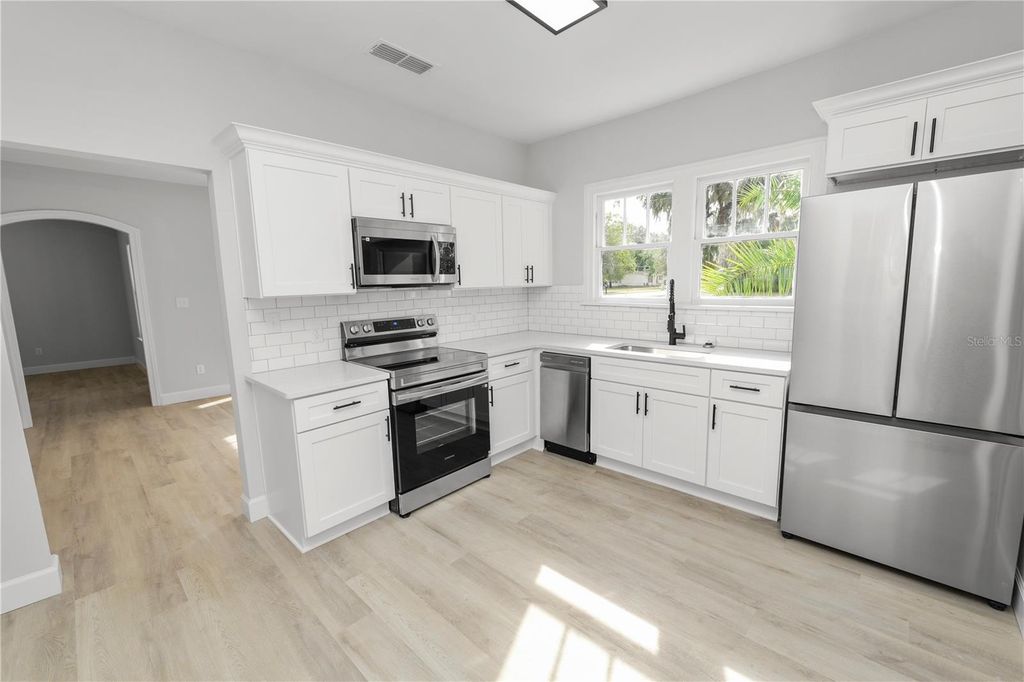 Image 5 of property listing at 26 S LANIER AVENUE, Fort Meade, FL 33841