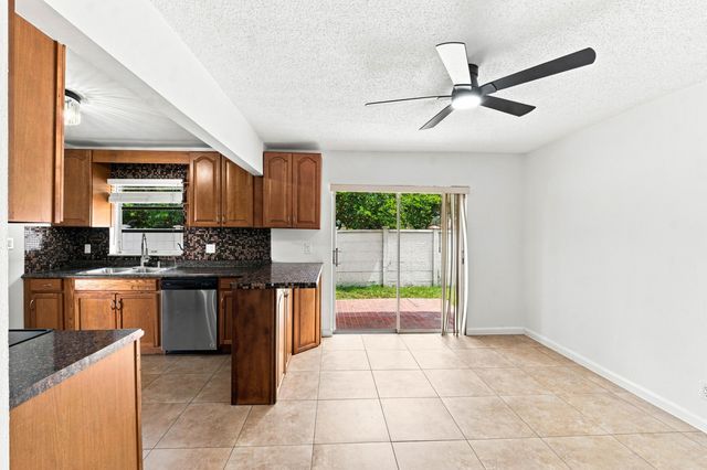 3310 NW 90th Avenue N, Coral Springs, FL 33065