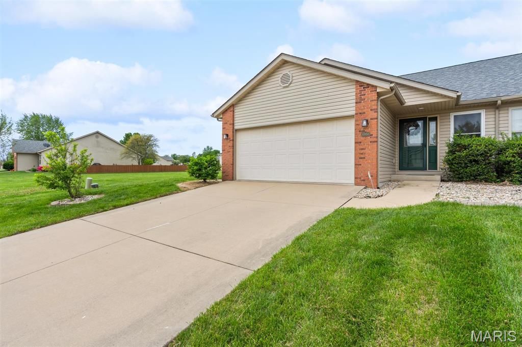 10954 Kentfield Drive, Lebanon, IL 62254