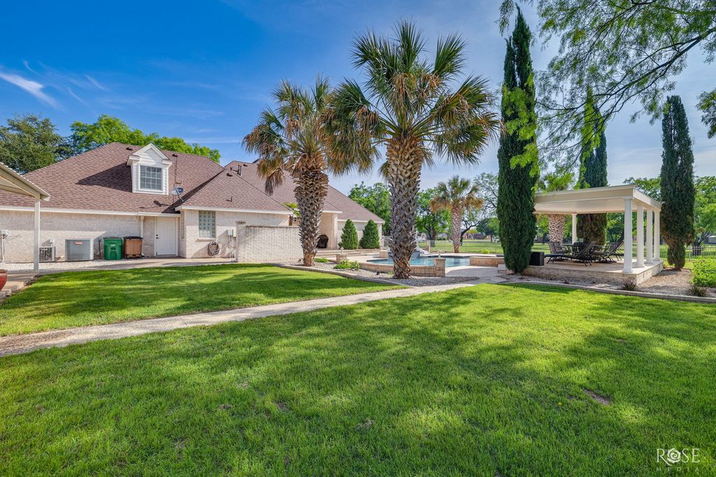 Image 3 of property listing at 1523 Barbara Avenue, San Angelo, TX 76904