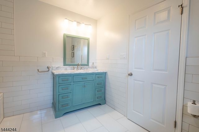107 Rock Ledge Ter, Haledon Boro, NJ 07508