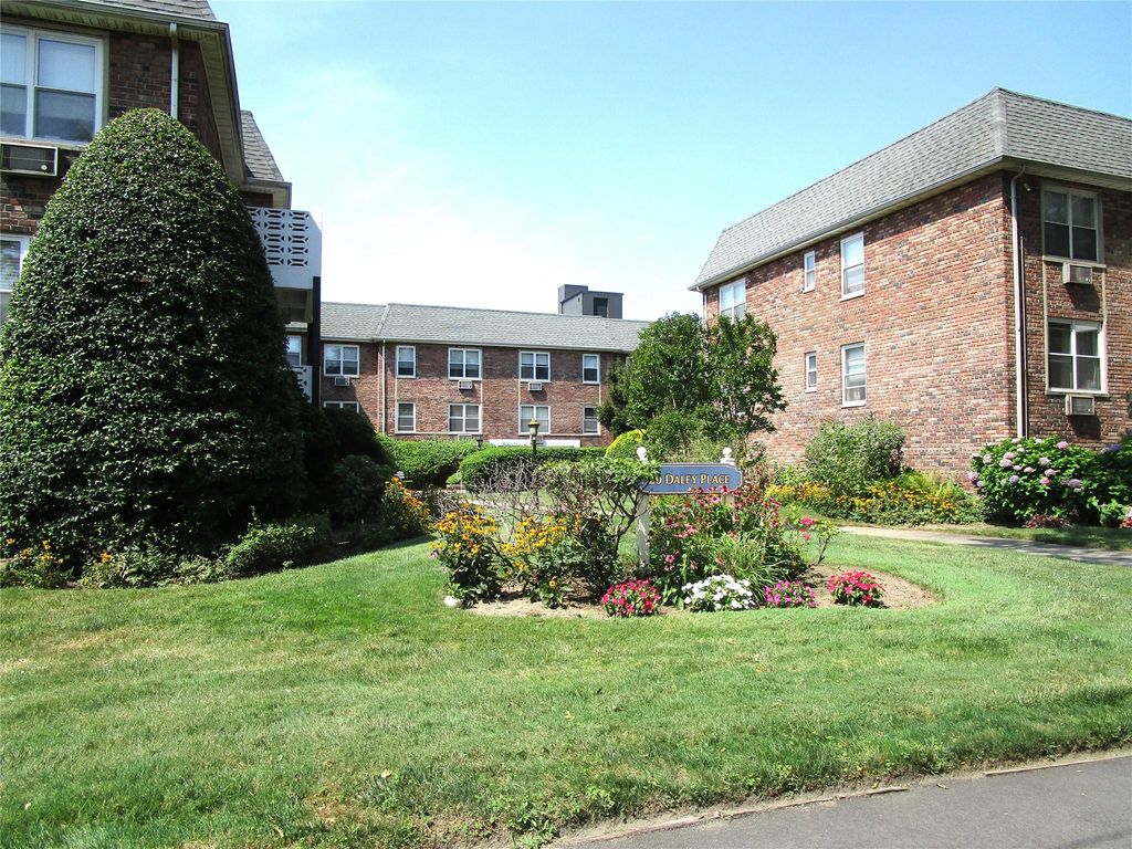 20 Daley Place 225, Lynbrook, NY 11563