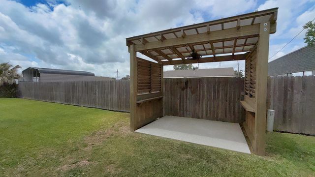 12 Elliot Dr, Lockport, LA 70374