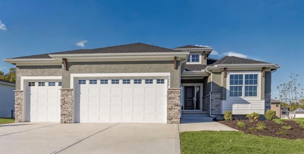 2226 SW Heartland Court, Lee's Summit, MO 64082