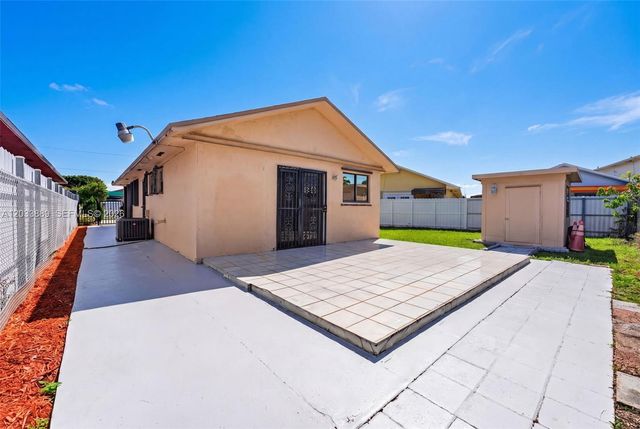 983 W 42nd Pl, Hialeah, FL 33012