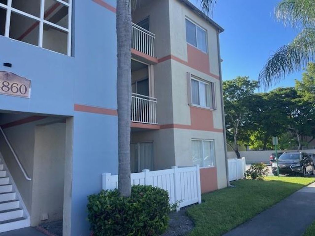 18860 NW 57th Avenue 106, Hialeah, FL 33015