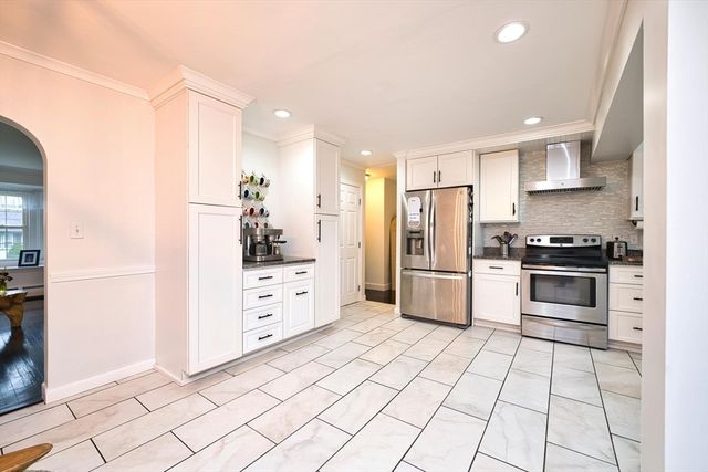 340 Kaufman Rd, Somerset, MA 02726