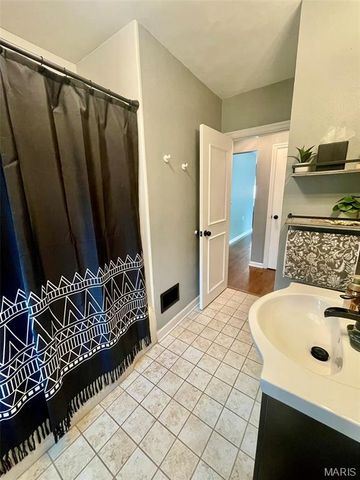 218 8th Street, Wood River, IL 62095