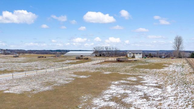 W6800 County Road D, Oxford, WI 53952