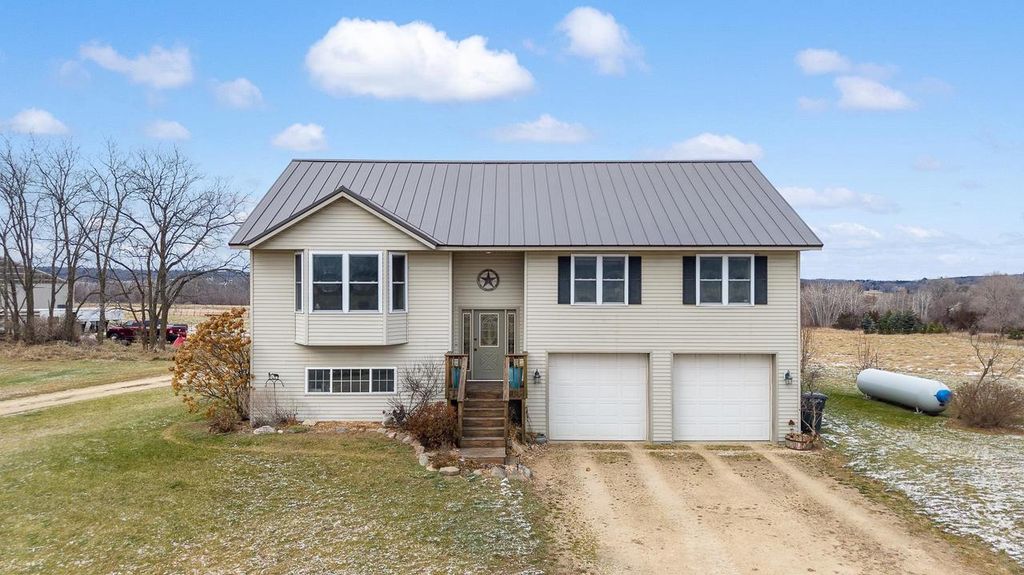 W6800 County Road D, Oxford, WI 53952