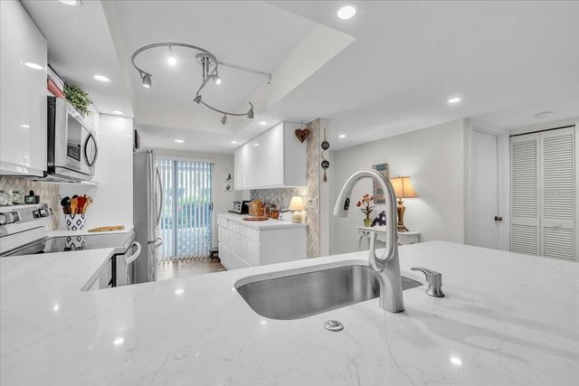 5209 WEDGEWOOD LANE 17, Sarasota, FL 34235