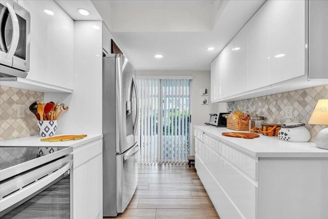 5209 WEDGEWOOD LANE 17, Sarasota, FL 34235