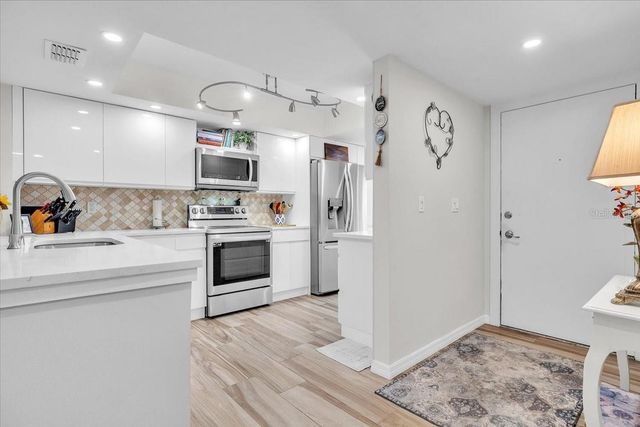 5209 WEDGEWOOD LANE 17, Sarasota, FL 34235