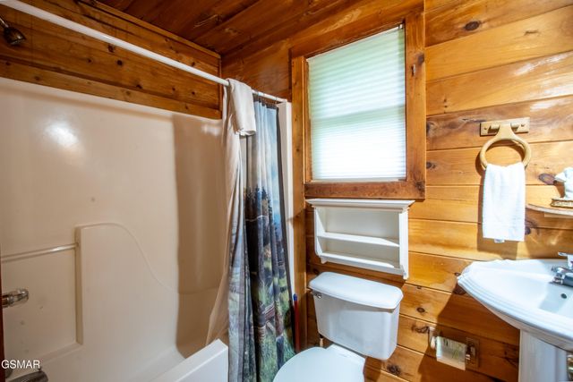 905 Valley Drive, Gatlinburg, TN 37738