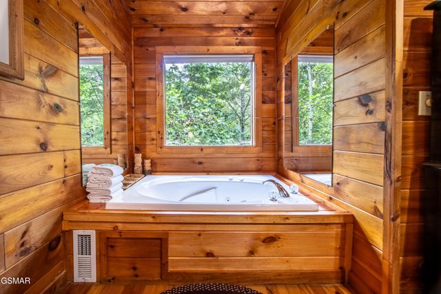 905 Valley Drive, Gatlinburg, TN 37738