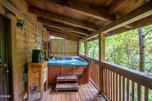 905 Valley Drive, Gatlinburg, TN 37738