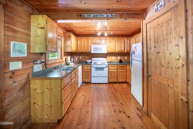 905 Valley Drive, Gatlinburg, TN 37738