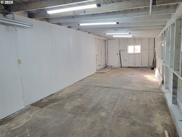 129 N P St, Cottage Grove, OR 97424